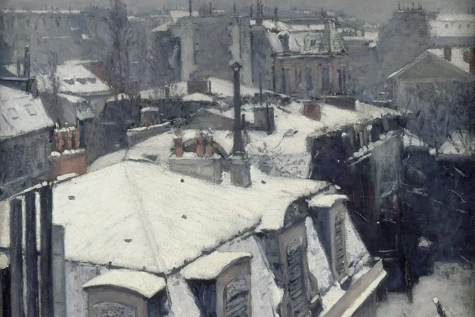 Tableau de toits parisiens couverts de neige, avec cheminées, lucarnes et façades grises sous un ciel bas