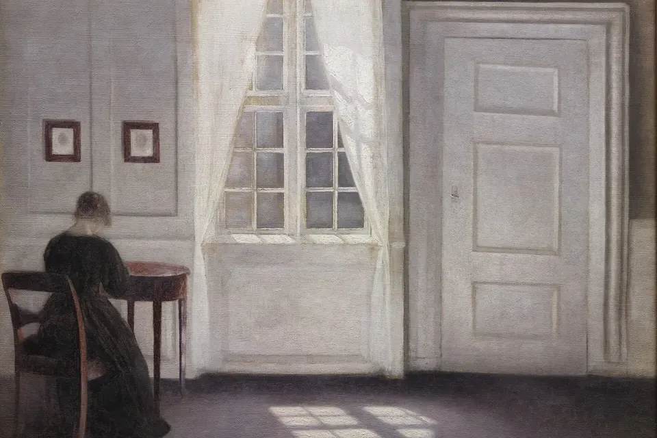 Tableau d'un intérieur calme où la lumière d'une grande fenêtre se pose sur le plancher, près d'une femme assise de dos