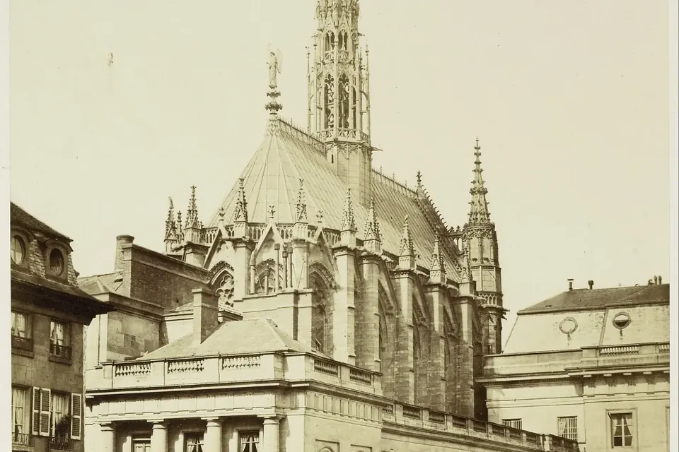 Photographie ancienne de la Sainte-Chapelle à Paris, sa flèche gothique dominant les toits du Palais de justice