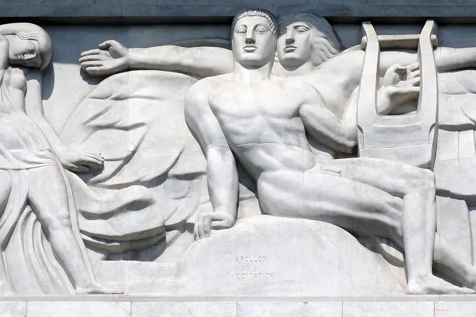 Bas-relief en marbre blanc représentant Apollon entouré de muses, sur la façade du Théâtre des Champs-Élysées
